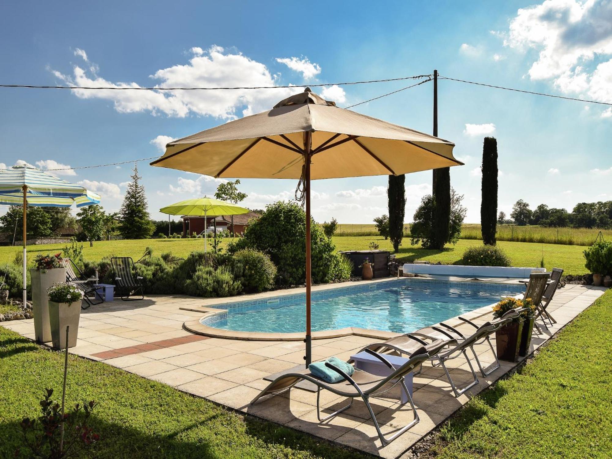 Snug Cottage In Saint Eutrope De Born With Pool Exteriér fotografie